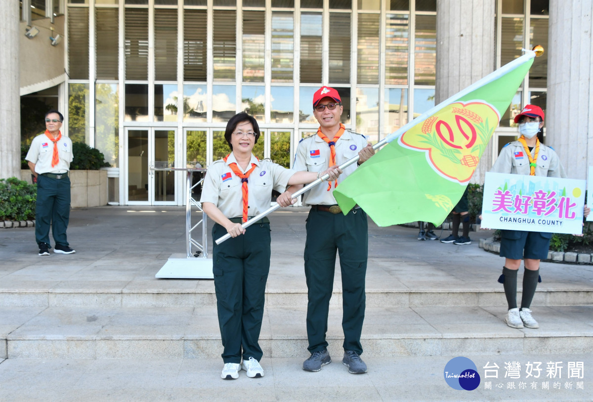 彰化縣參加「中華民國童軍第12次全國大露營」活動，集結來自全縣各地的6部遊覽車童軍代表團，由縣長王惠美授旗。圖／記者鄧富珍少