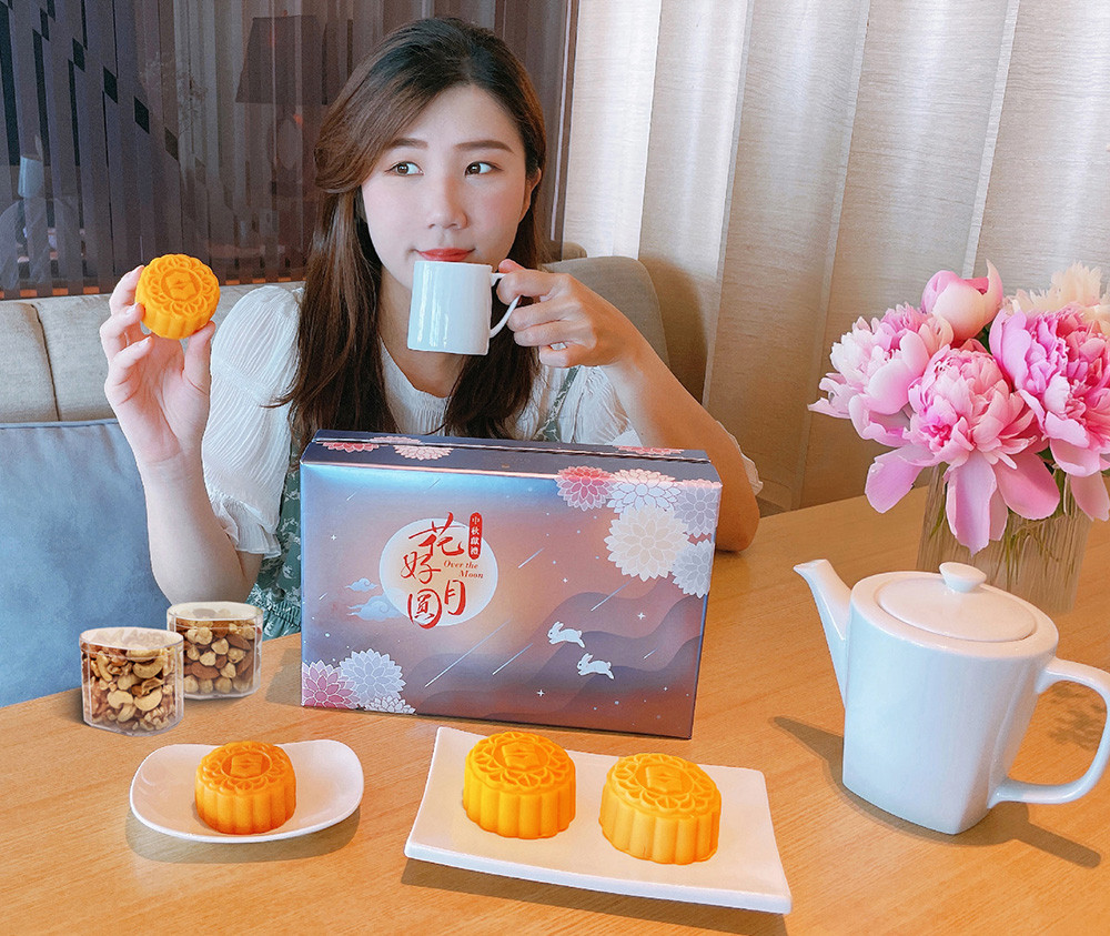 台南遠東香格里拉「清新奶皇」月餅禮盒內含經典與蜂蜜檸檬香柚，兩款口味各兩顆，以及飯店自製綜合堅果原味與鹽之花各兩罐