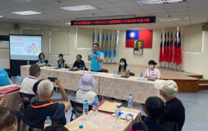 鞠宗顯處長（右三）主持新住民生活適應輔導座談，與新住民家庭交流意見與想法。