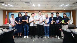桃園市長張善政主持市政會議，接受文化局呈獻桃市府藝文活動榮獲8座國際獎項。