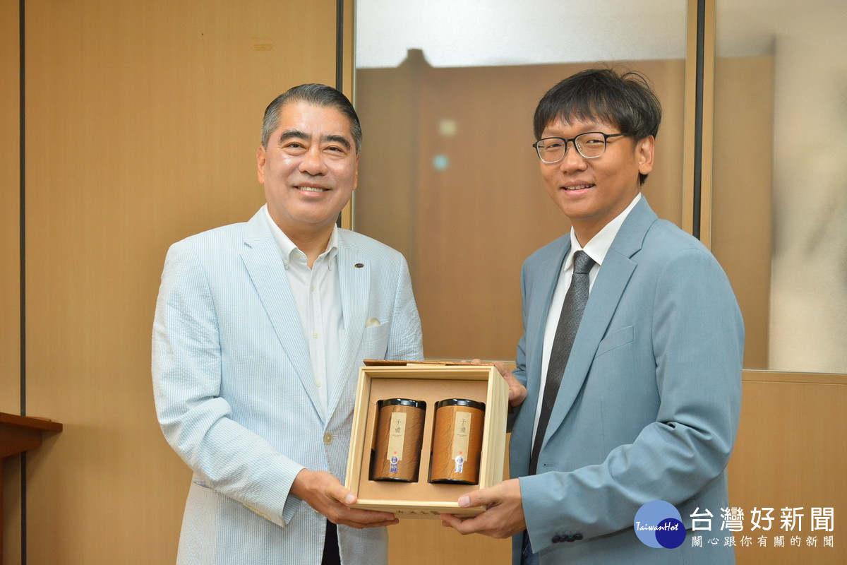 桃園市政府觀旅局長周柏吟致贈韓國旅行業協會會長禮物。<br /><br />
