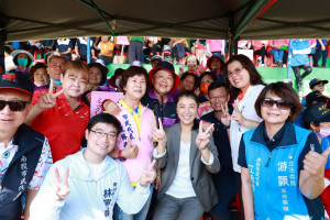 許縣長到場粉絲紛要求合影。（縣府提供）