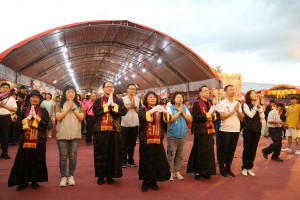 嘉義市天后宮舉辦「甲辰年啟建慶成安座金籙禳浲禳熒謝恩祈安七朝建醮大典」慶典活動，嘉義市長黃敏惠率市府團隊參拜，祈求玉三聖母保佑國泰民安、風調雨順／嘉義市府提供