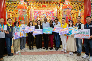 高市長與海地共和國駐台大使潘恩(Ambassador Roudy Stanley Penn)和議員以及貴賓們宣導房屋稅。