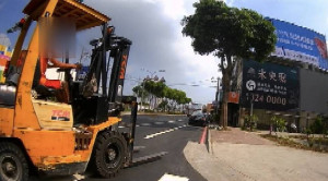 駕駛推高機上路遭蘆竹警開罰送辦。