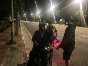 老翁騎車左右搖晃疑酒駕，警攔查發現竟是遭蜂咬身體不適。