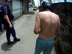 老翁無衣徘徊忘回家路，中壢警方添衣送暖。