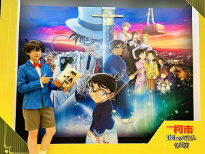 中友動漫祭特別規劃《名偵探柯南 100萬美元的五稜星》快閃店，滿滿電影氛圍主題設置及吸睛拍照牆，各個角度都好拍。圖片提供／中友百貨