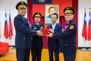 李權哲(右一)接任嘉義縣警察局局長／嘉義縣府提供