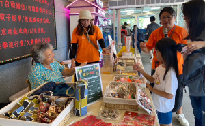 嘉義縣東石鄉84歲金鳳阿嬤在弘道嘉義服務處志工陪伴下，前往國道新營服務區體驗一日公益擺攤活動／弘道嘉義服務處提供