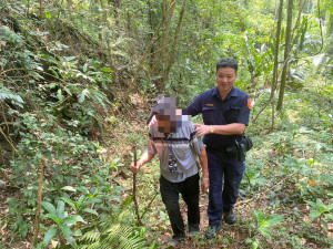 關嶺派出所巡佐楊昆達深入山林救回沈姓老翁／警方提供