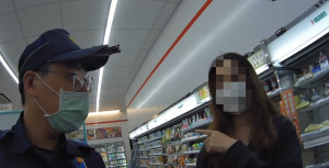 警員阻詐。林重鎣