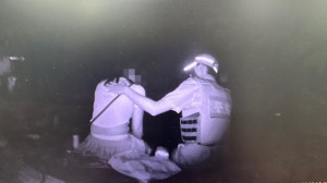 女子憂鬱症發作至漁港散心，警方暖心陪同開導。