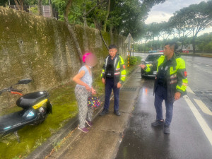 颱風天老婦電車卡路中，暖警冒雨助返家