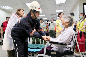 ▲凱米颱風來襲，陳其邁挺進山區關心居民。