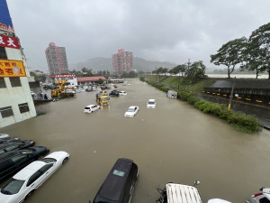 南投市軍功橋下附近一帶都淹水車輛泡在水中。（市公所提供）