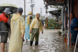 嘉義縣長翁章梁冒雨涉水勘災/陳致愷翻攝