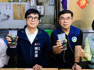 ▲響應無塑行動，陳其邁、彭啟明自備環保容器市場大採買。