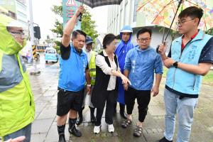 颱風來襲龍燈公園滯洪池發揮效用，視察員基醫院周邊排水情形。圖／彰化縣政府提供  
　　