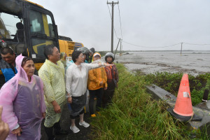 縣長王惠美視察大城鄉颱風天淹水，勸離安置危險地區村民。圖／彰化縣政府提供