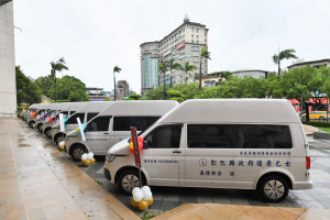 彰化善心人士捐贈11輛復康巴士啟用 ，總價值超過2200萬元。圖／記者鄧富珍攝