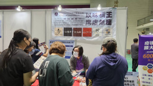 桃竹苗分署為青年就業領航計畫參與的高中應屆畢業生，辦理媒合徵才，吸引許多青年到場詢問。