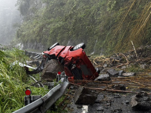 嘉義阿里山林鐵何姓班長開車返家途中遭巨大落石擊中／嘉縣消防局提供