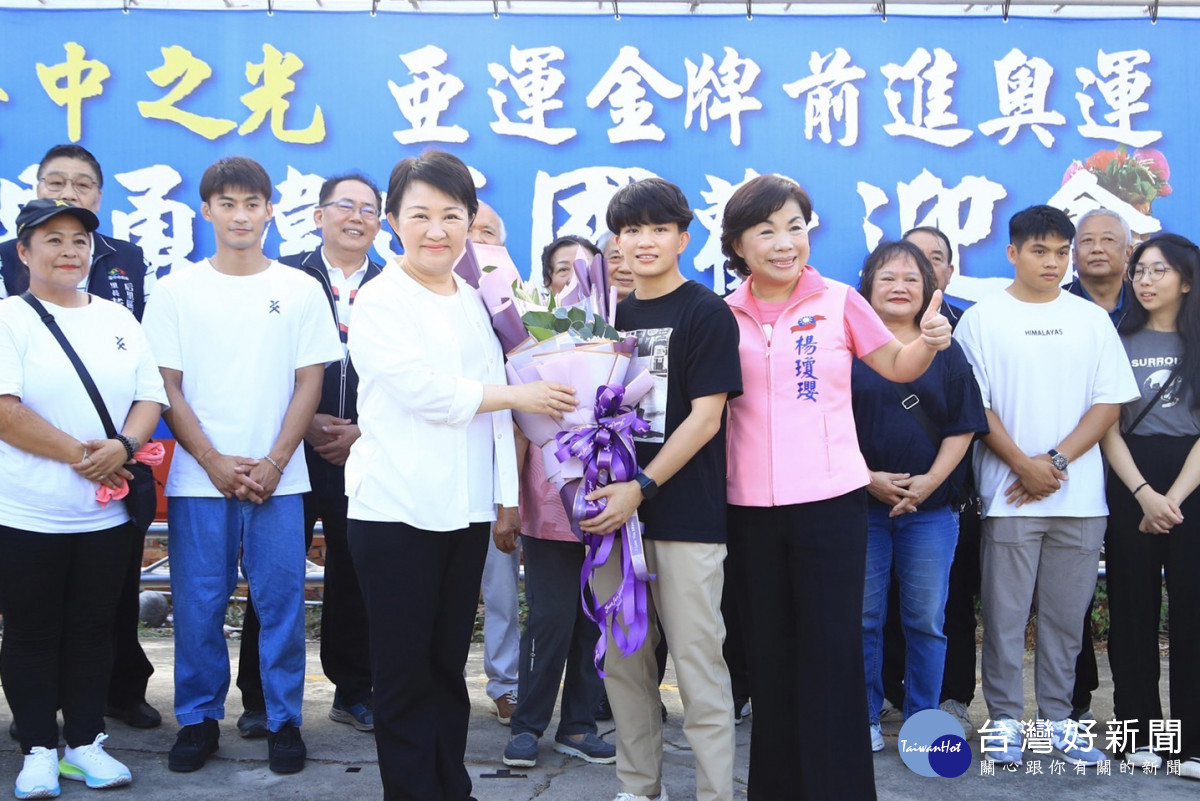 台中市長盧秀燕於杭州亞運歡迎會中獻花予林真豪。