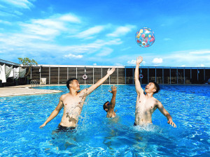 台南遠東香格里拉8月10日「夏日池畔派對」，當天將有超人氣DJ「民生電氣」全場駐點、正宗南洋風派對料理，與15款酒水及多樣餐食。