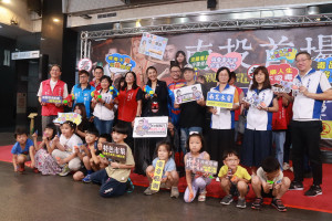 許縣長簡議員與嘉賓歡迎親子參與活動。（記者扶小萍攝）