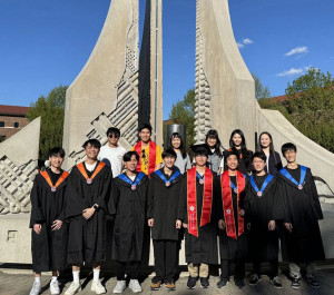 首屆學生穿成大學士袍於普渡Engineering_Fountain合影