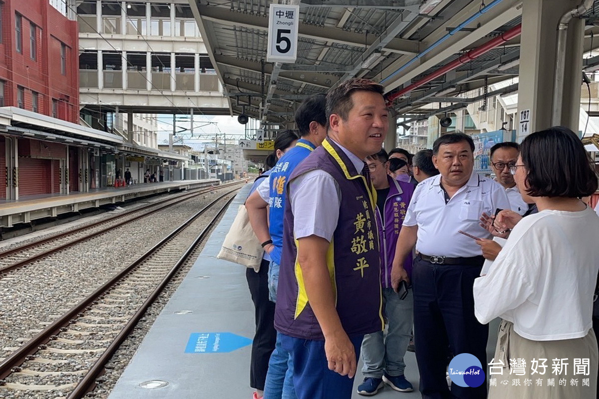 桃園市議員黃敬平偕同立法委員魯明哲服務處進行中壢臨時新站空調設備會勘。