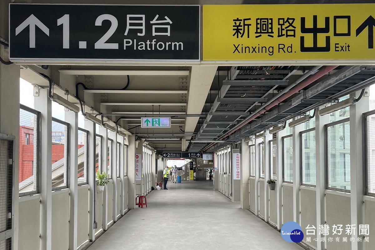 中壢臨時新站二樓穿堂人行空橋。