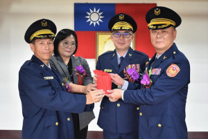 縣警局長吳耀南（右二）主持卸新任分局長交接。（南投分局提供）