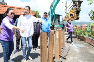 許縣長再度關切搶救竹山社區道路下陷進度。（縣府提供）