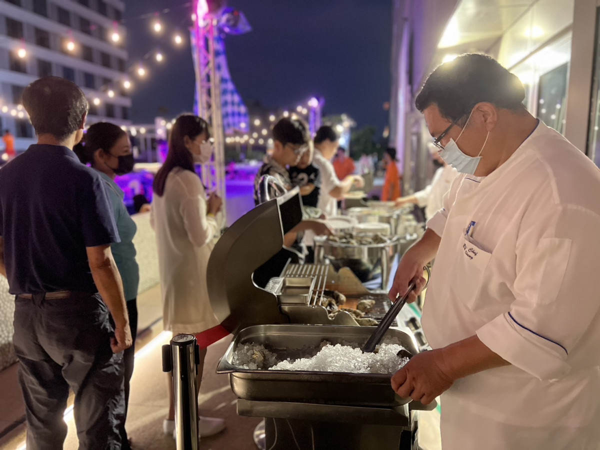 台南晶英「夏日池畔派對」由主廚現場BBQ多款美味烤物，每串90元起