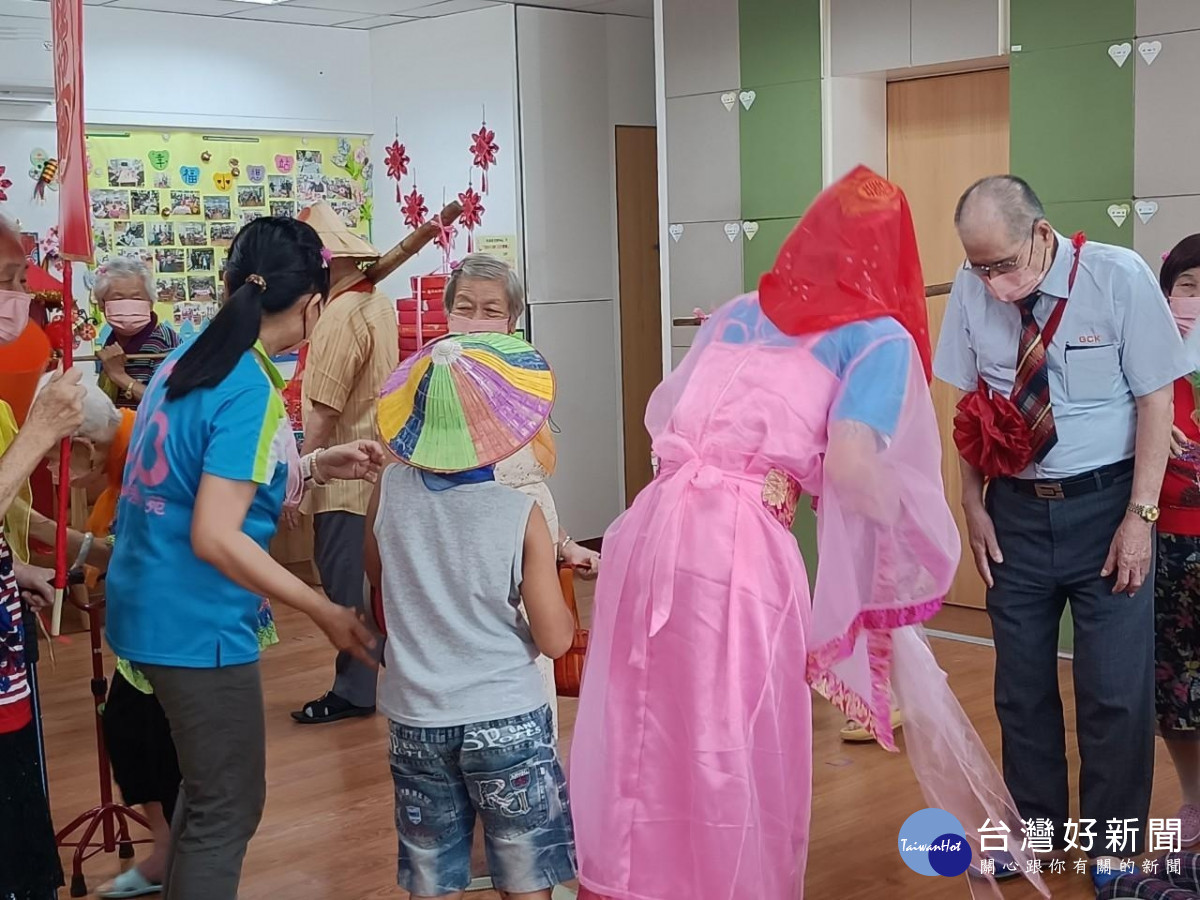 伸港日照中心父親節活動 ，張燈結綵辦婚禮走秀。圖／秀傳醫院提供