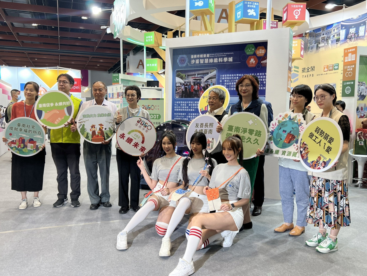 圖說：趙卿惠副市長與臺南市府各局處代表參與臺南淨零館亮點儀式。