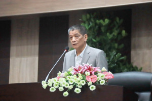 何議長於臨時會關心災後道路搶通等問題。（記者扶小萍攝）