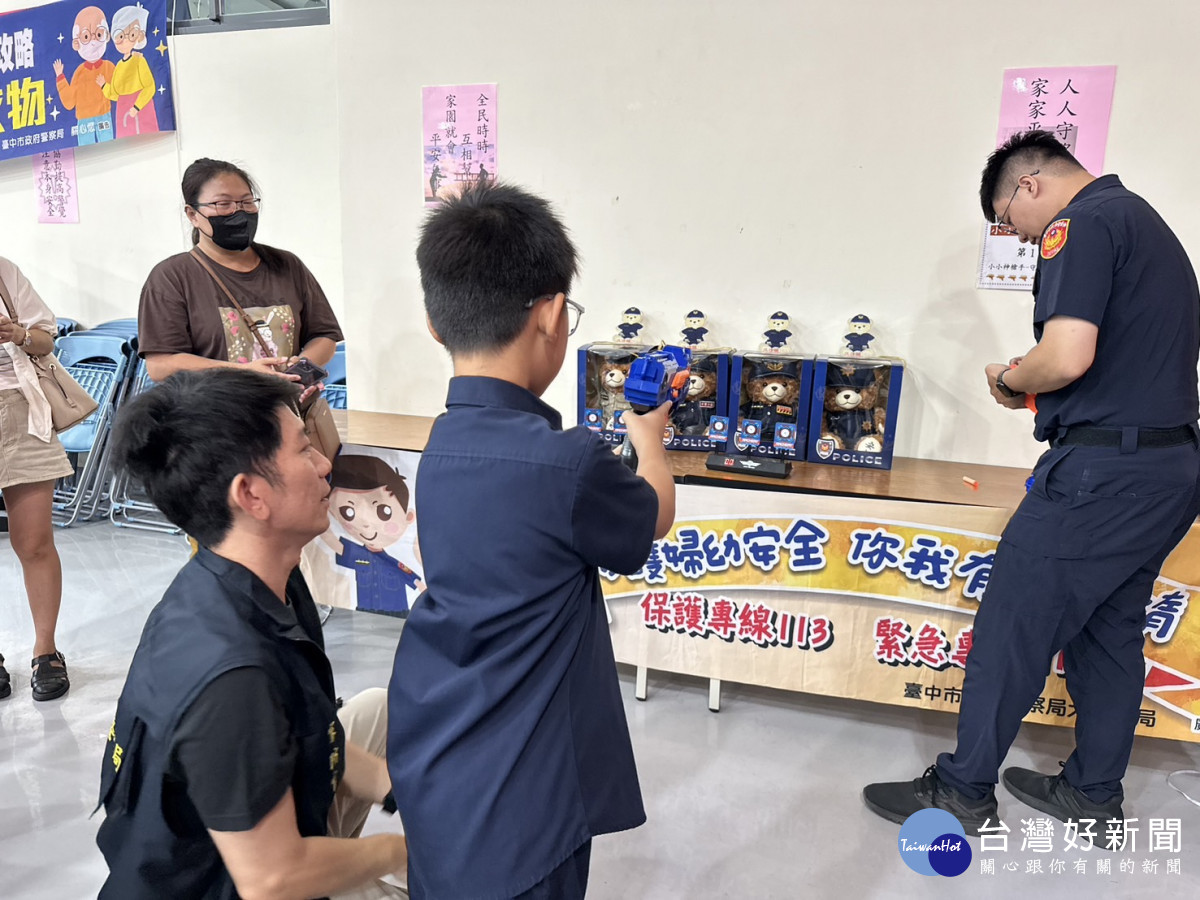 小朋友體驗射擊訓練。