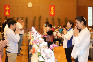 許縣長等來賓參與慈濟祈福會獻供。（縣府提供）