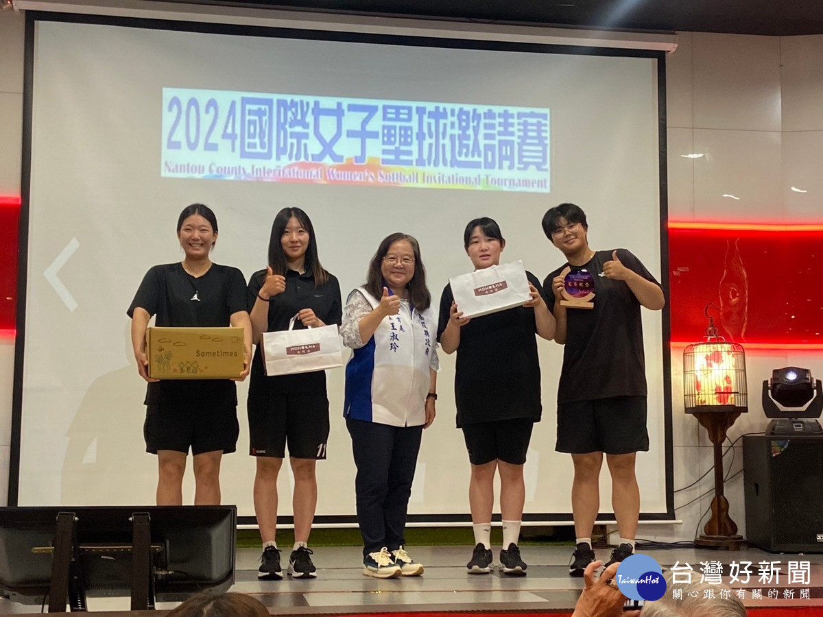 縣府教育處長王淑玲（圖中）代表許淑華縣長出席，為選手加油打氣。（圖/記者吳素珍翻攝）