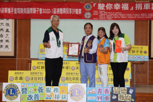 陳主委回贈感謝狀。（縣府提供）