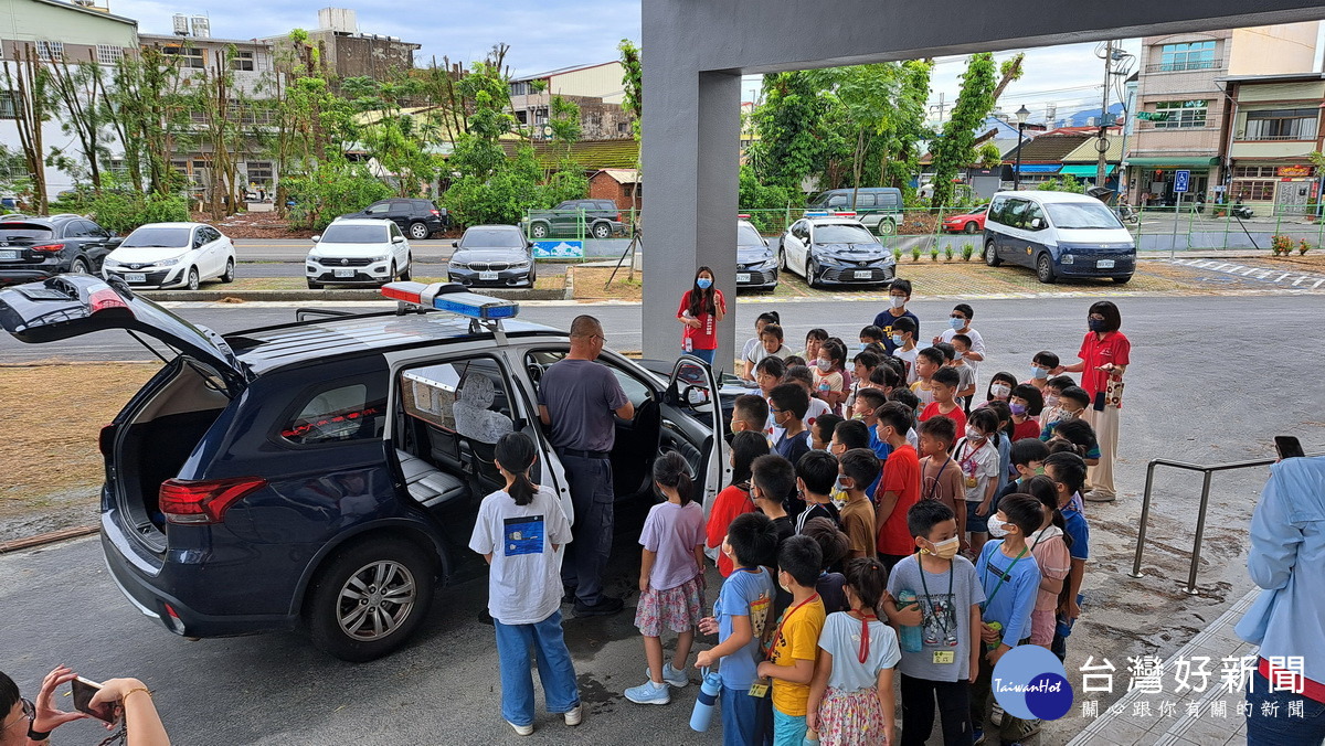 學童好奇的觀摩警用車輛的運作。（竹山分局提供）<br />
