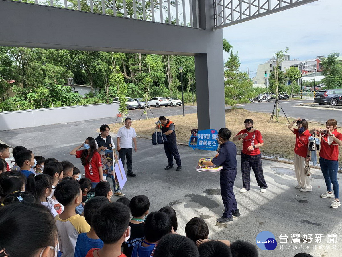 分局宣導交通安全婦幼安全反詐等。（竹山分局提供）