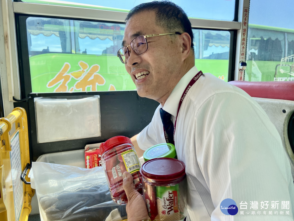 統聯客運駕駛孫增福車上有準備很多餅乾和礦泉水,送給未吃晚餐的乘客。