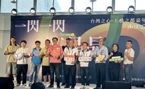 王副縣長林局長與五位工藝家歡迎大眾前來觀賞工藝展。（記者扶小萍攝）