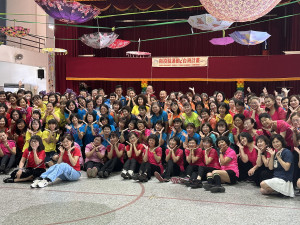 300餘位資深美少女齊聚飆舞。（記者扶小萍攝）