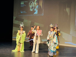 台中歌劇院「遇見巨人」系列節目-明華園總團在記者會中由孫翠鳳老師率領青年軍，帶來《散戲》精彩片段。(圖/生活中心攝)
