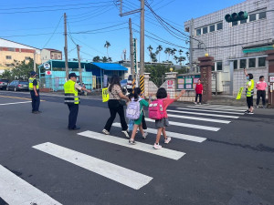 南投分局派出所員警協助志工導護老師等共同守護學童上學安全。（南投分局提供）
